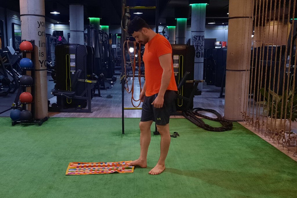 جمع کردن حوله با پنجه پا