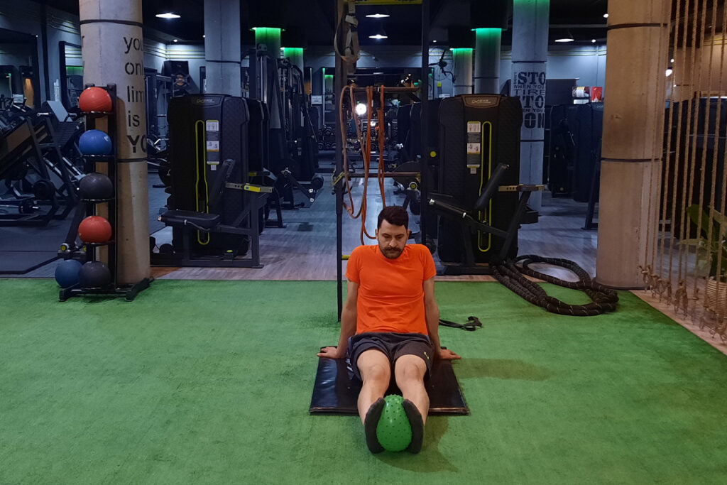 چرخش به داخل مچ پا با توپ ایزومتریک نشسته