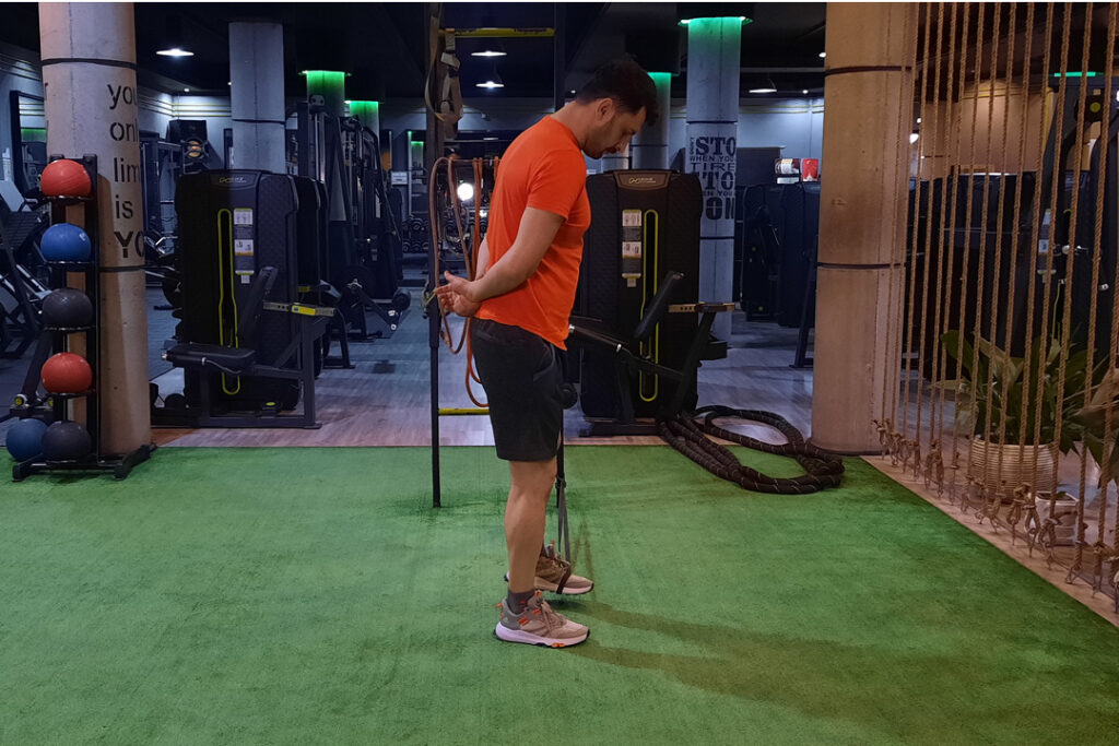 چرخش به داخل مچ با کش دور کف پا