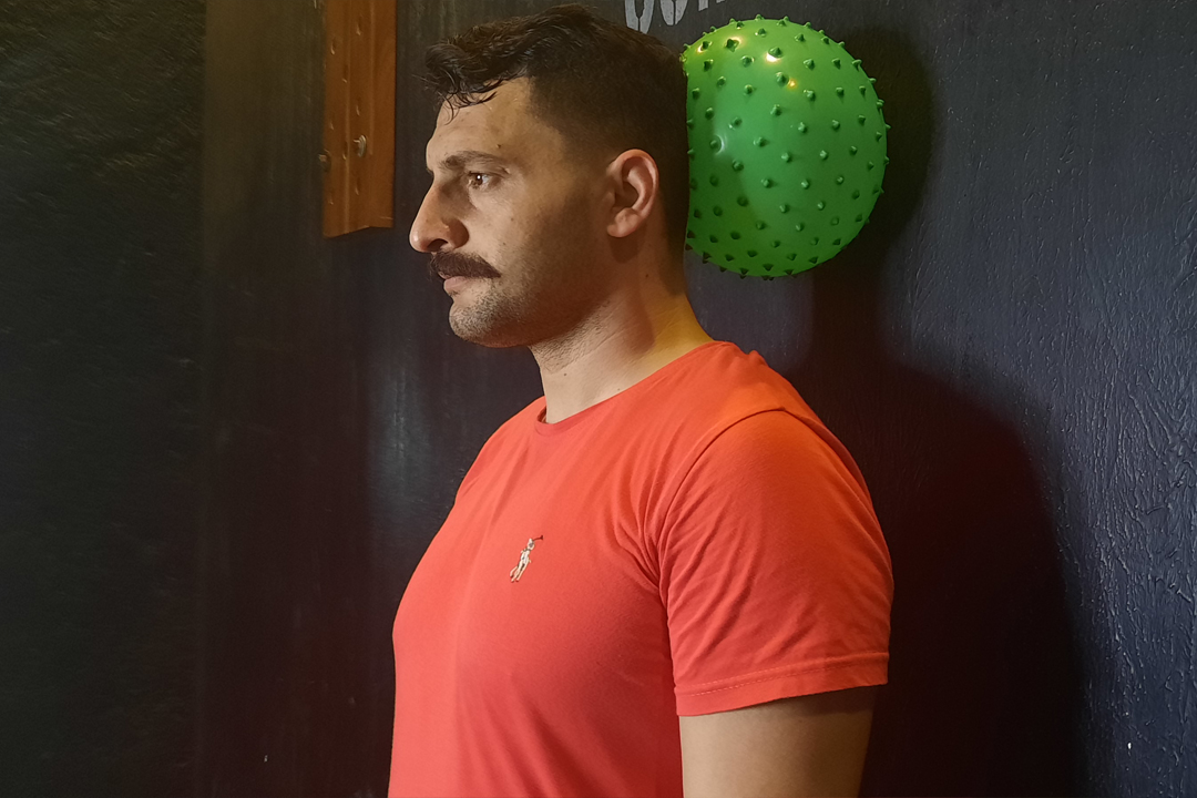 باز کردن گردن با توپ کنار دیوار