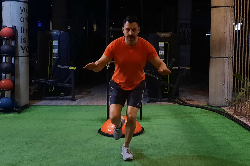 اسکوات با پرش طول از روی بوسوبال فرود تک پا