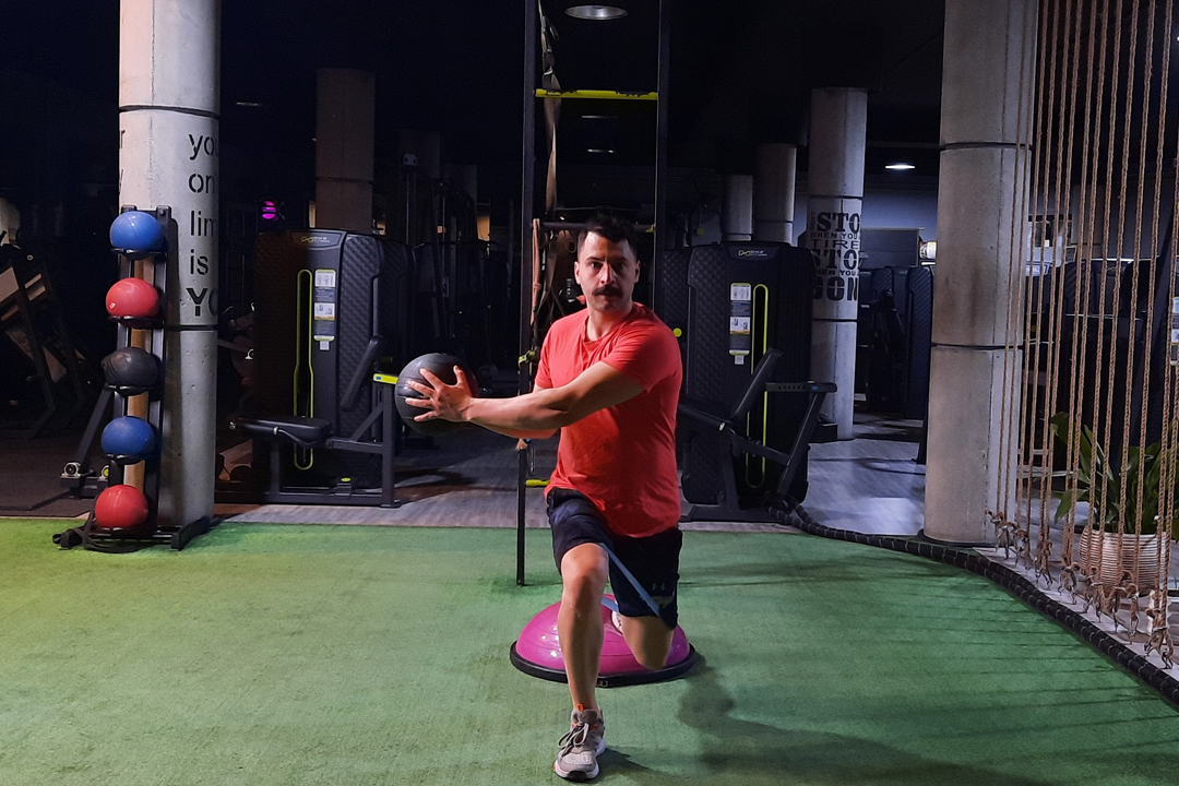 لانجز با کش و چرخش تنه با مدیسن بال روی بوسو بال