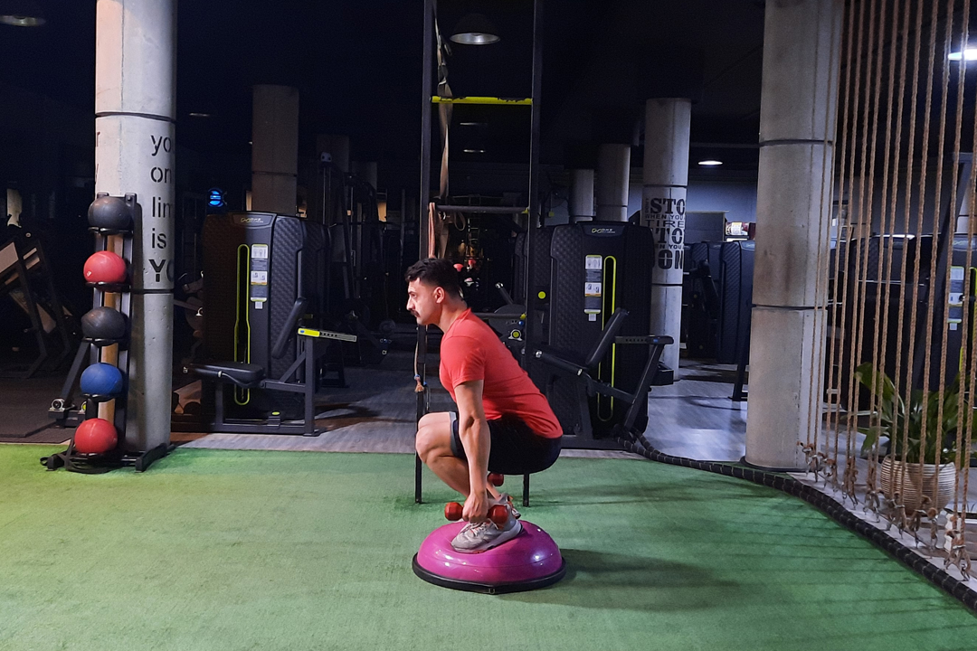 اسکوات عمیق با کش و پرس سرشانه دمبل روی بوسوبال