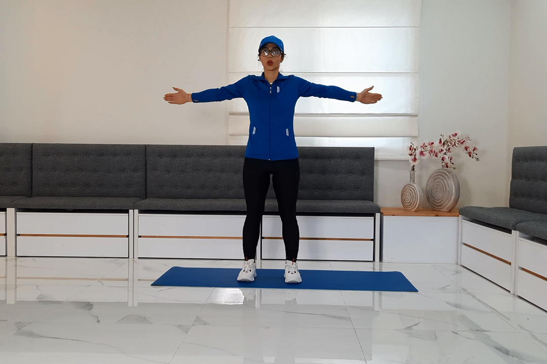 باز کردن دست‌ها به کنار دوضرب