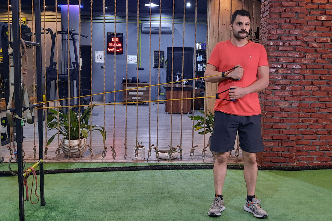 چرخش داخلی شانه با کش