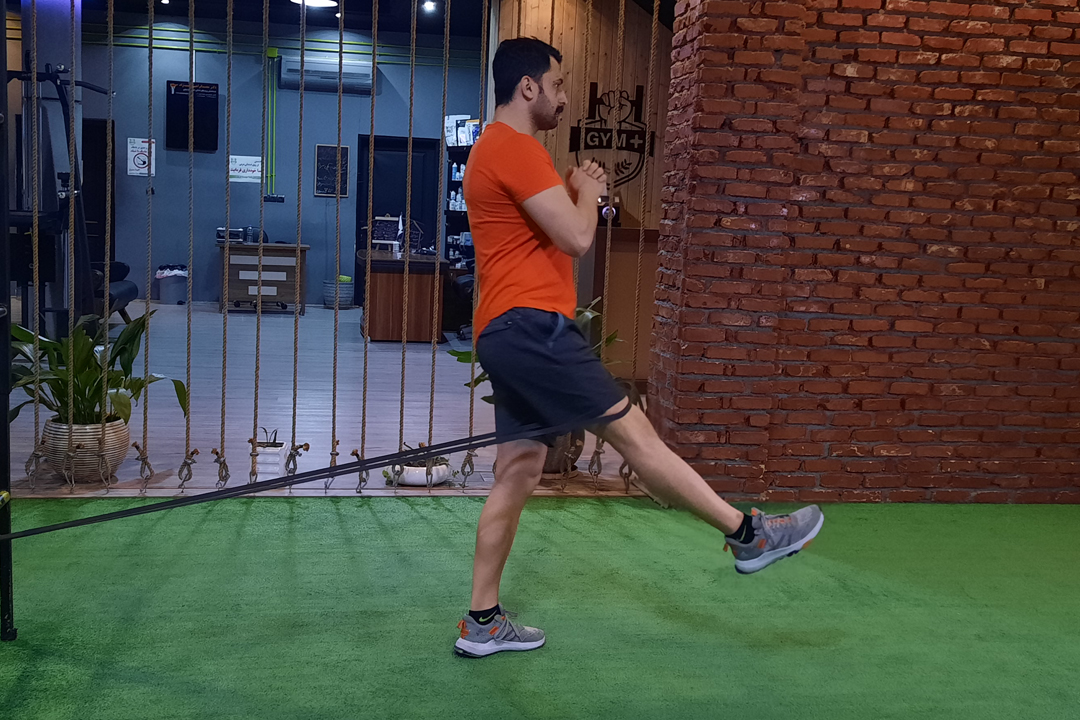 خم کردن ران با کش بالای زانو