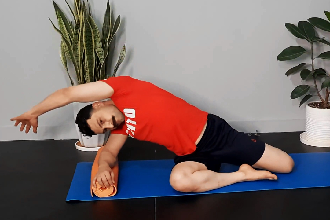 خم کردن جانبی تنه تک پا جلو به پهلو خوابیده