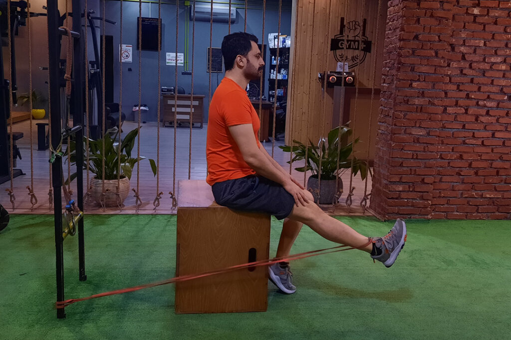 جلو پا تک با کش نشسته