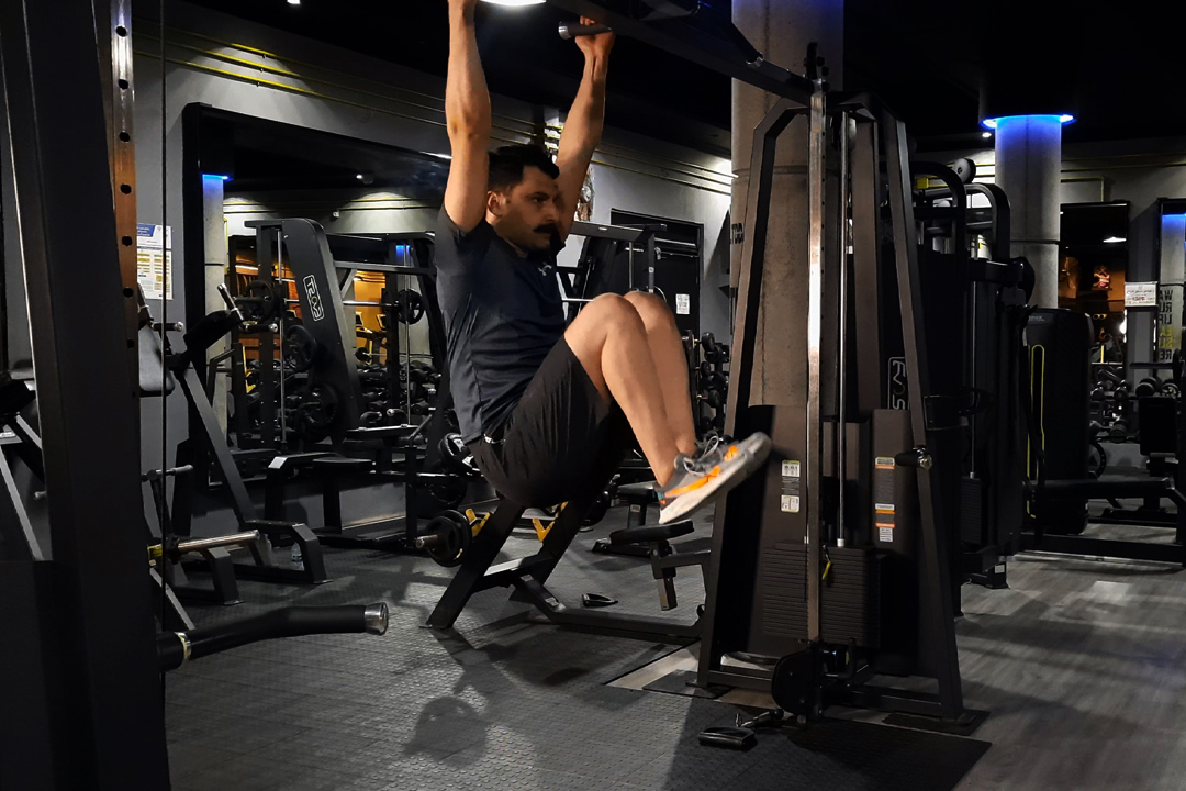 زیرشکم زانو جمع آویزان از بارفیکس