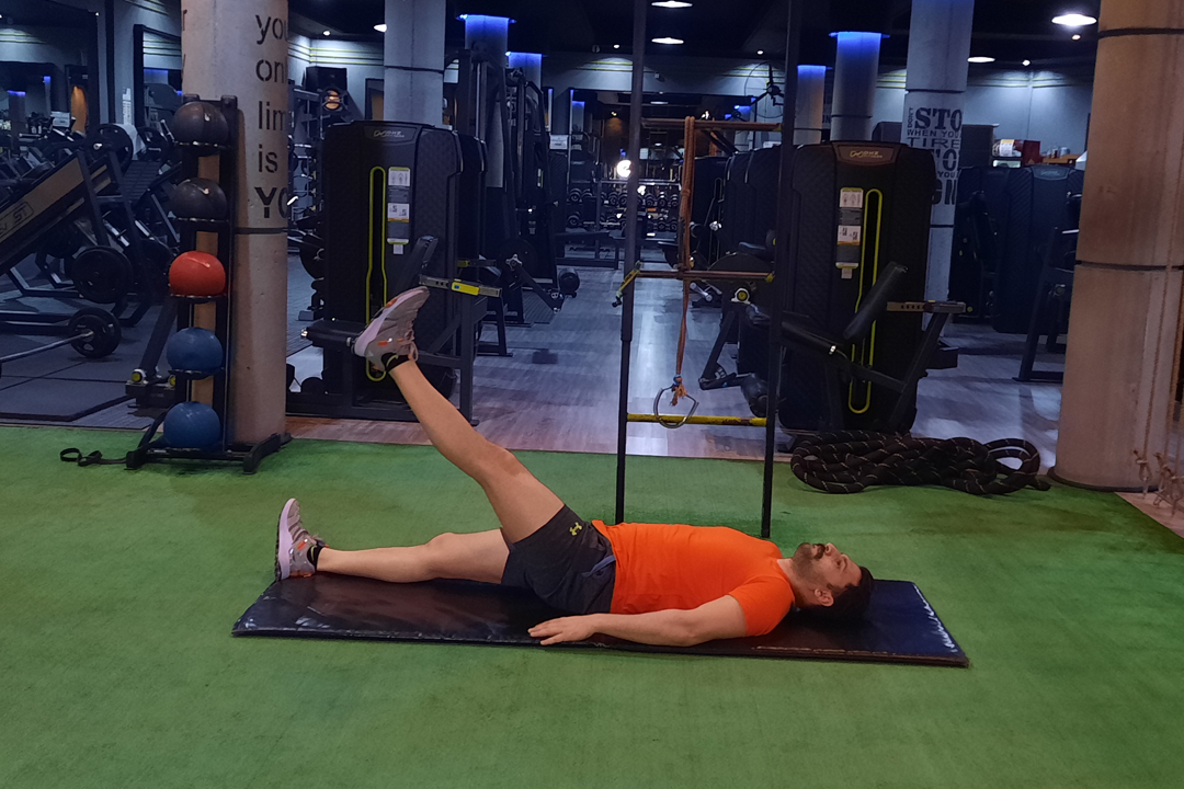 بلند کردن تک پا صاف خوابیده