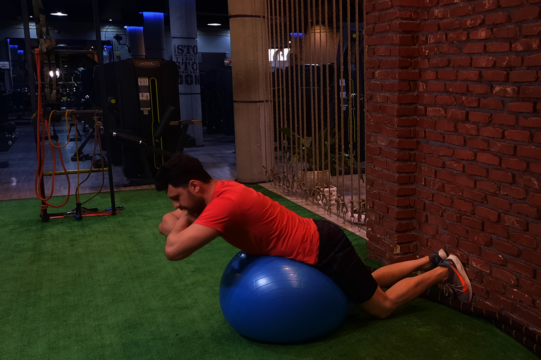 باز کردن کمر توپ سوئیسی دست جمع