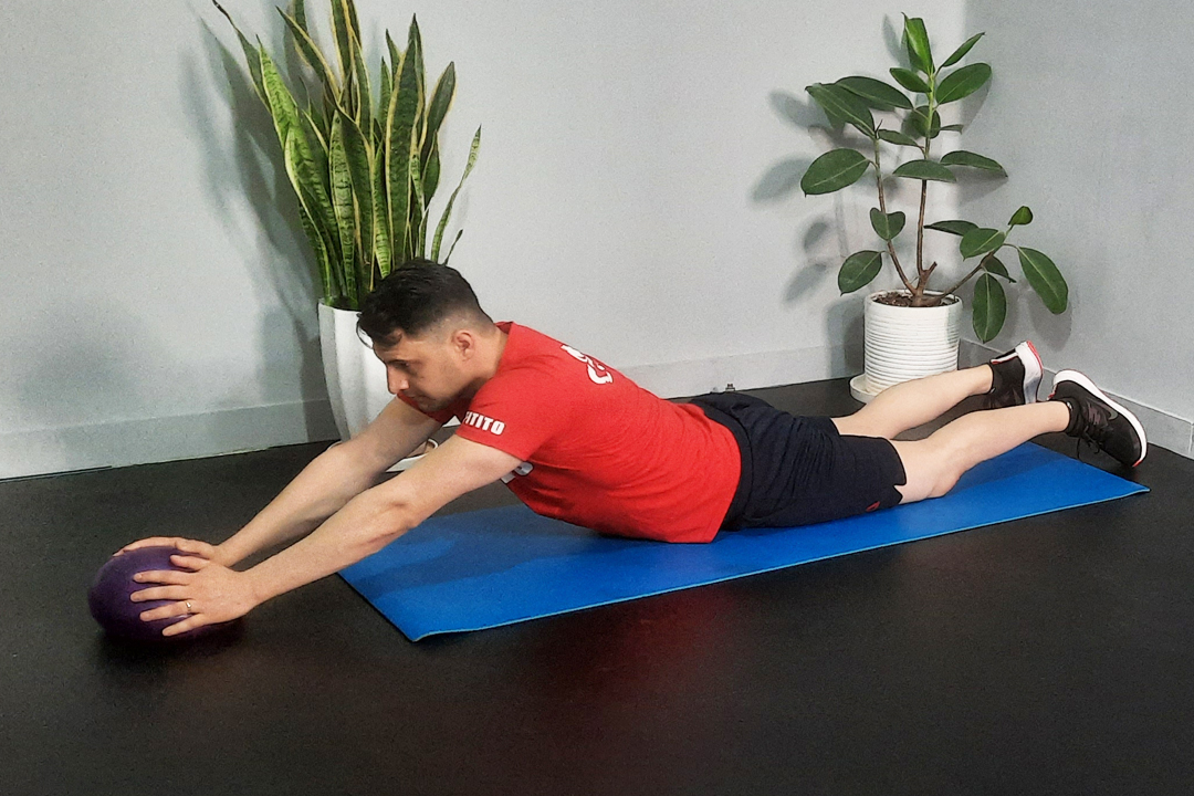 رول کردن بالاتنه روی توپ دمر خوابیده