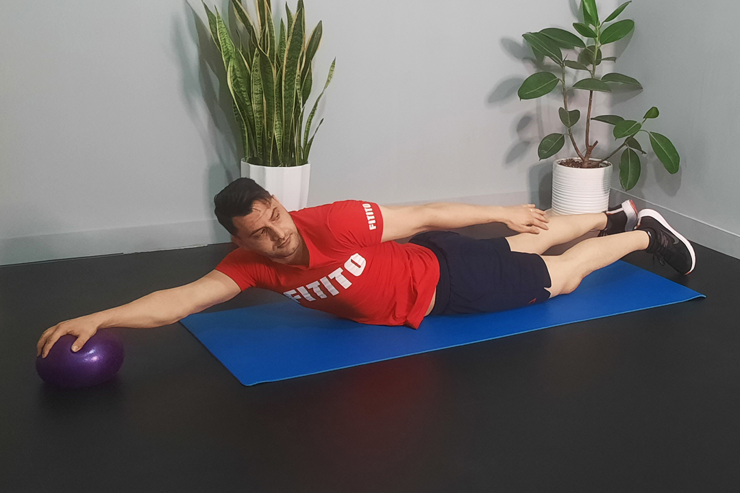 شنای کرال تک دست روی توپ پیلاتس