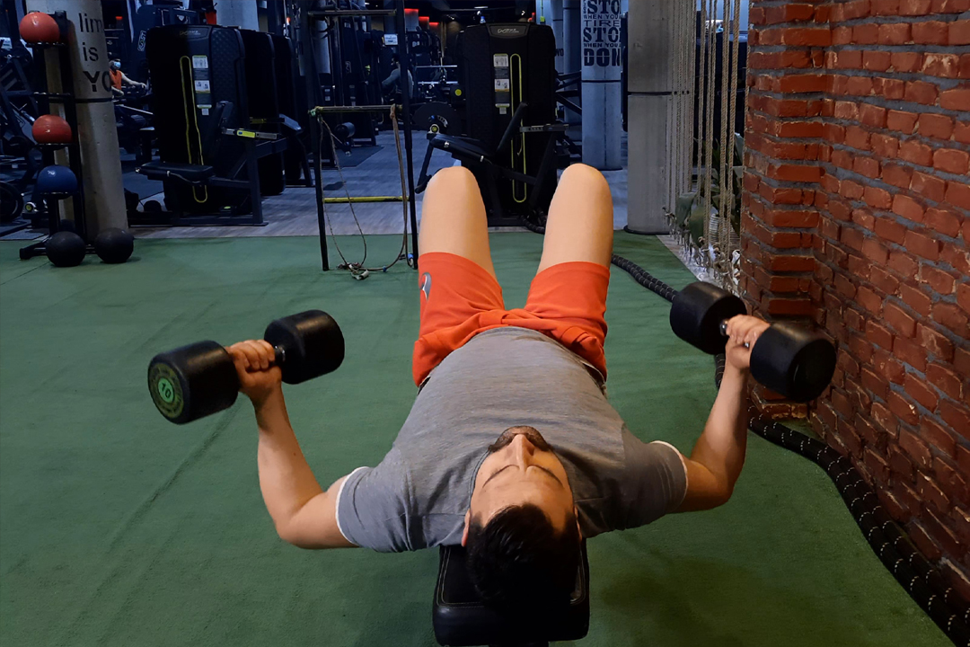 پرس سینه معکوس تخت دمبل