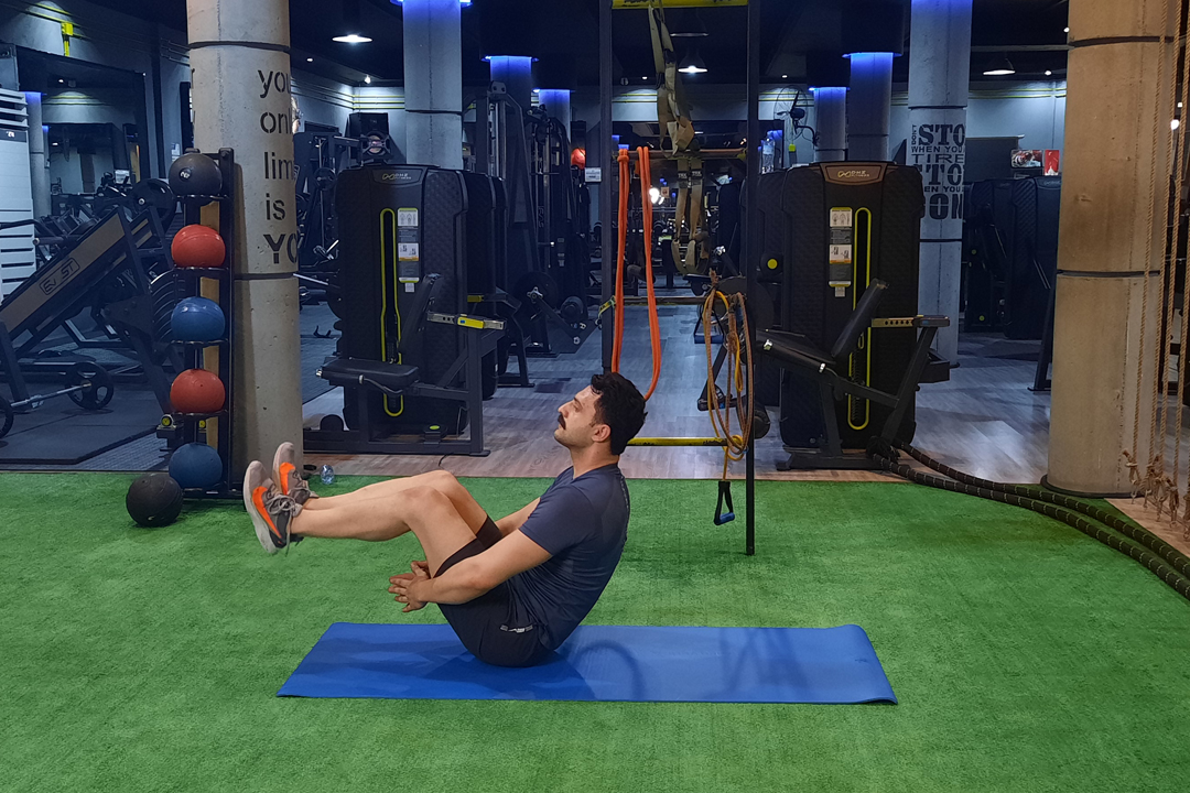 شکم کرانچ دست زیر زانو