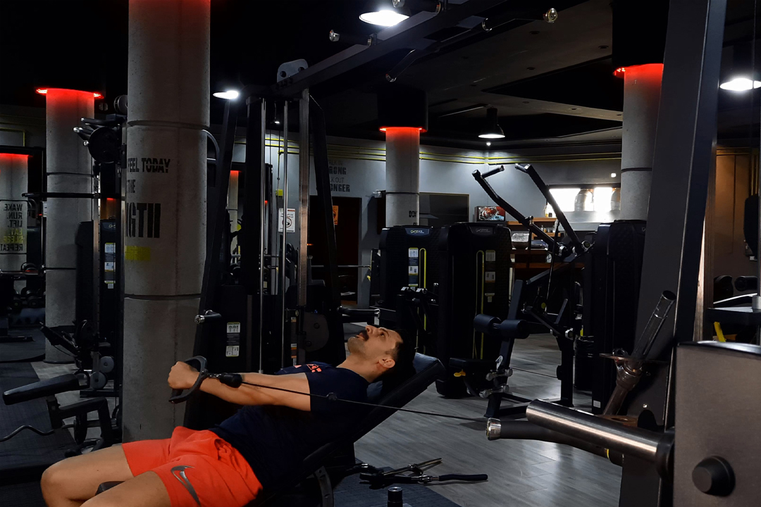 زیرسینه سیم کش بالا تک میز شیب