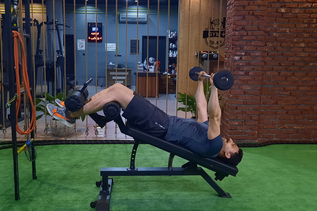 شکم کرانچ با هالتر میز شیب