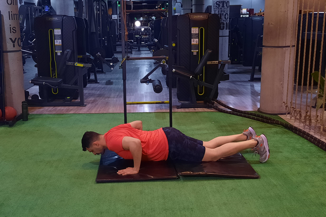 شنا سوئدی دست باز روی زانو