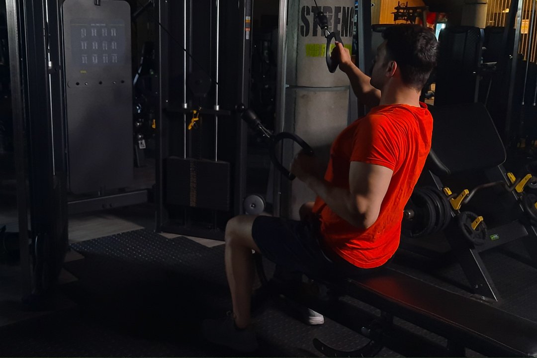 زیربغل قایقی سیم کش متناوب از بالا نشسته