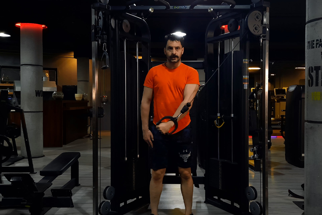 زیرسینه کراس اور تک دست باز کنار بدن