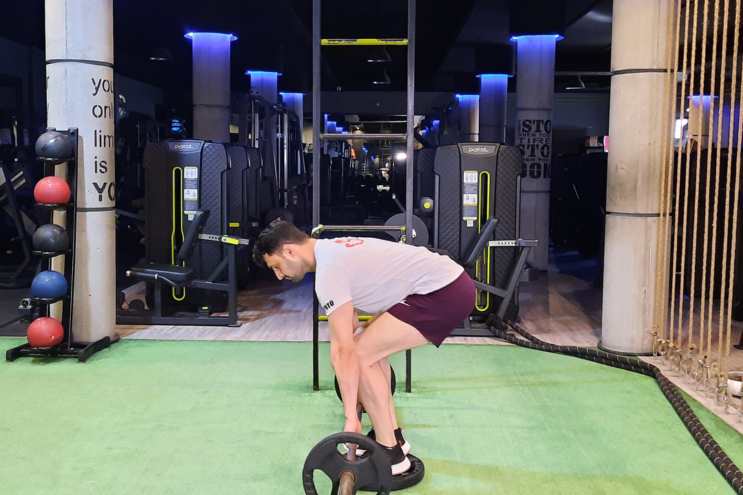 لیفت مرده هالتر روی صفحه وزنه