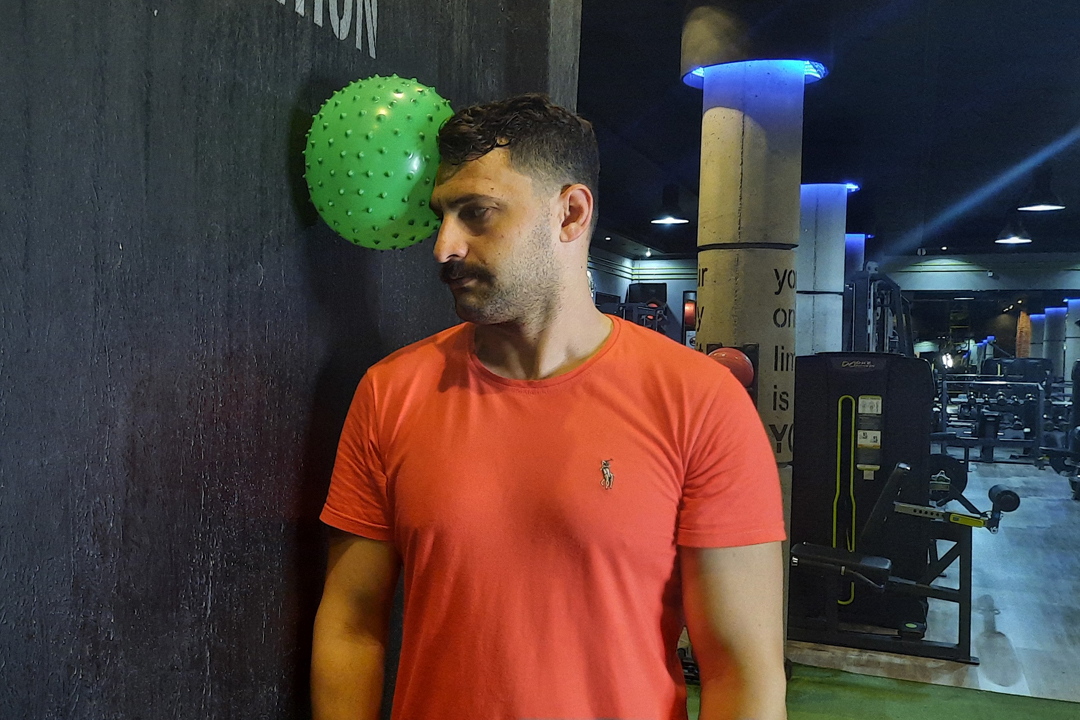 چرخش جانبی گردن با توپ کنار دیوار