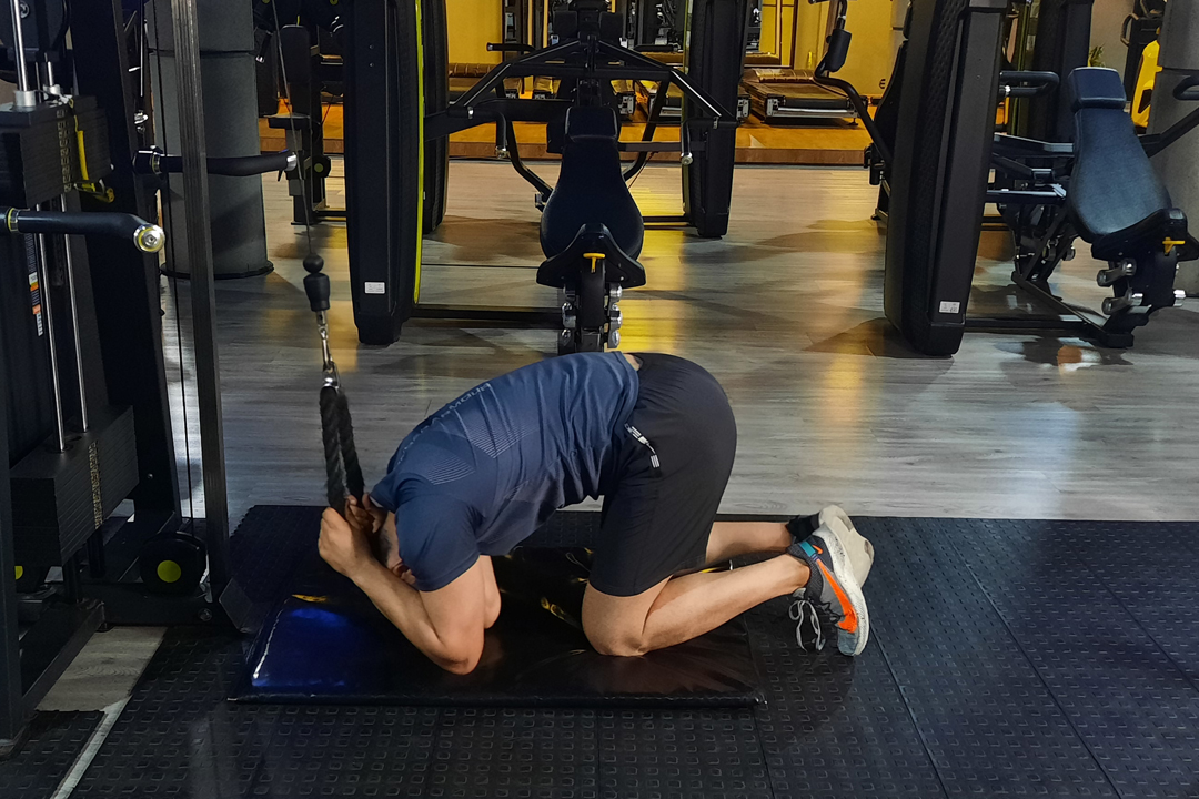 شکم کرانچ سیم کش رو به دستگاه نشسته