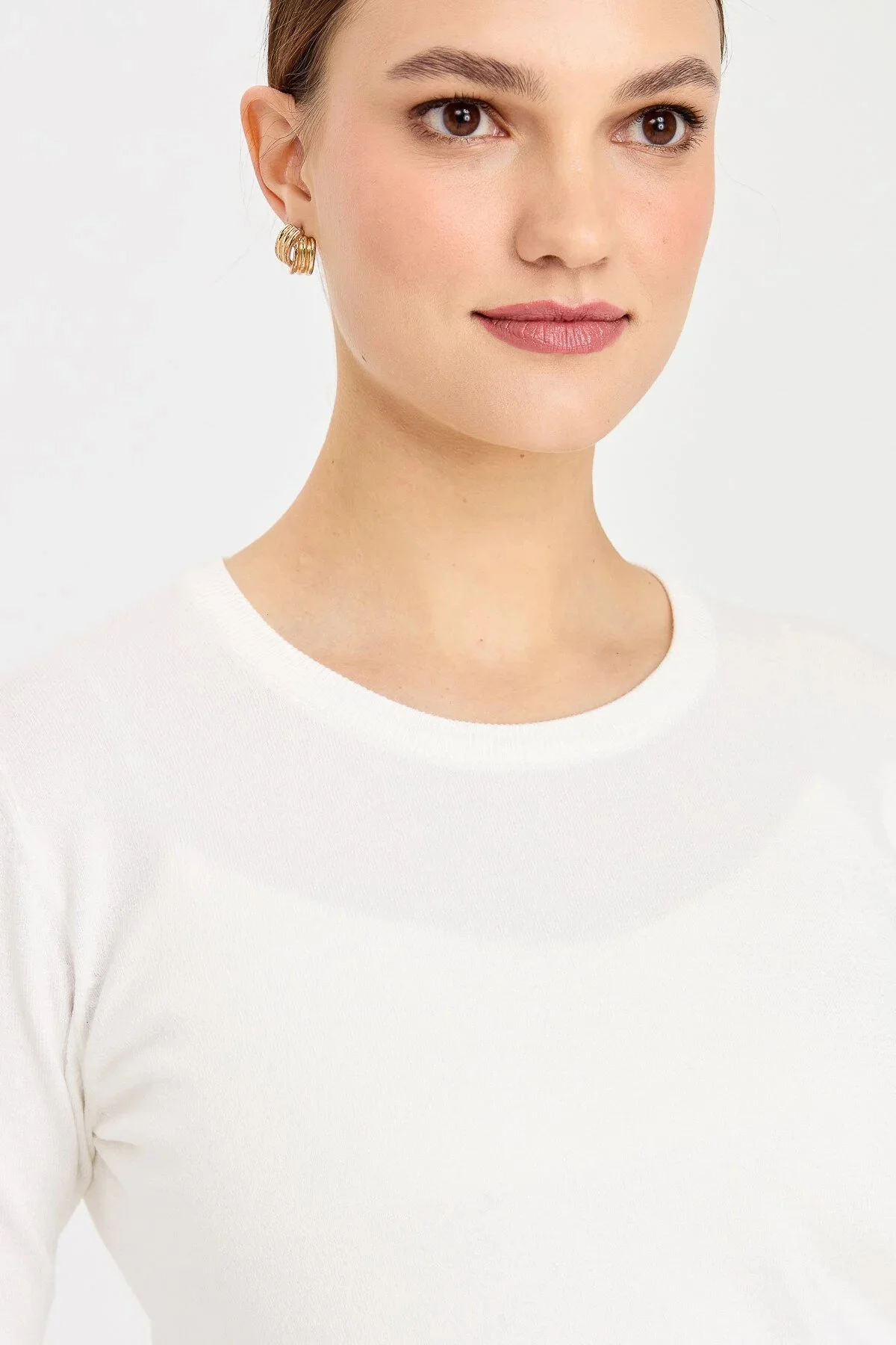 بلوز زنانه بافتنی آستین بلند و یقه گرد رنگ کرم - تصویر 3