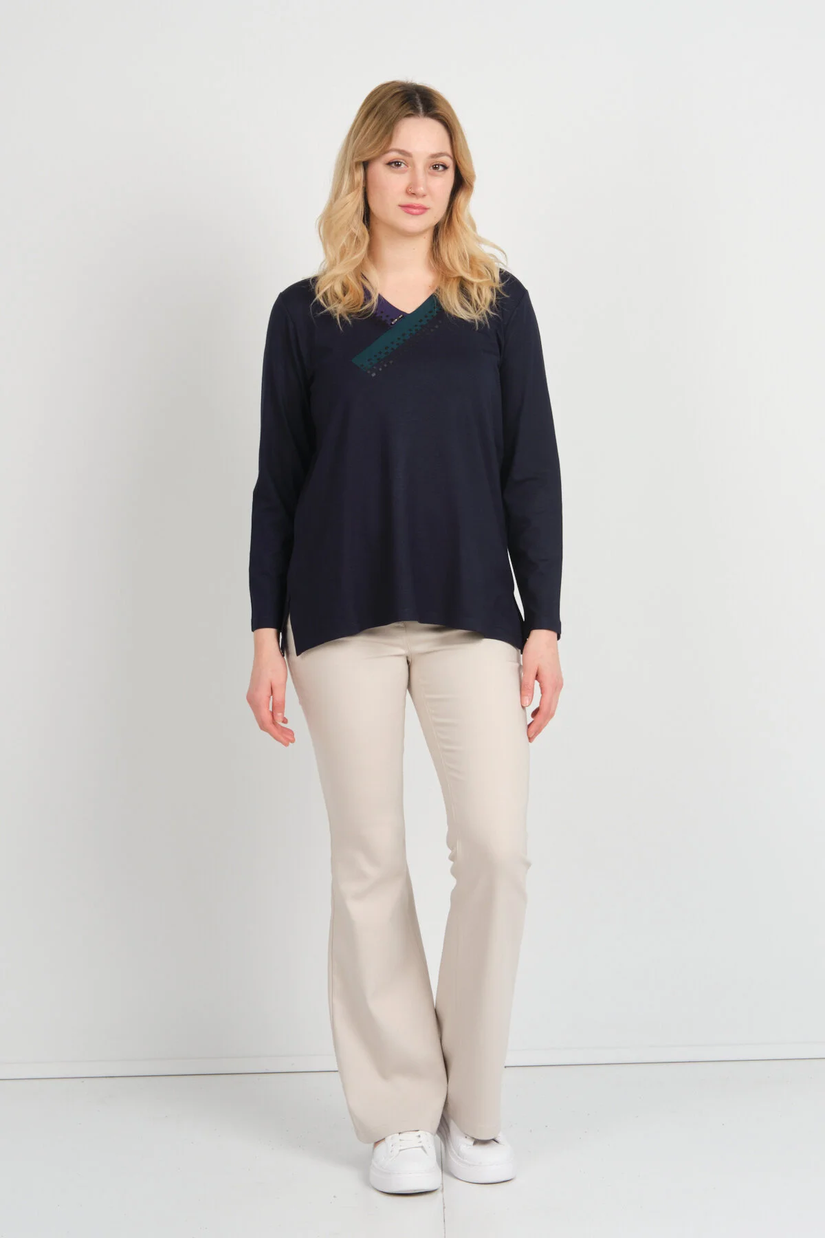 بلوز زنانه دتای تریکو با یقه و آستین بلند و شیارهای کناری مدل 5709 رنگ سرمه‌ای - تصویر 2