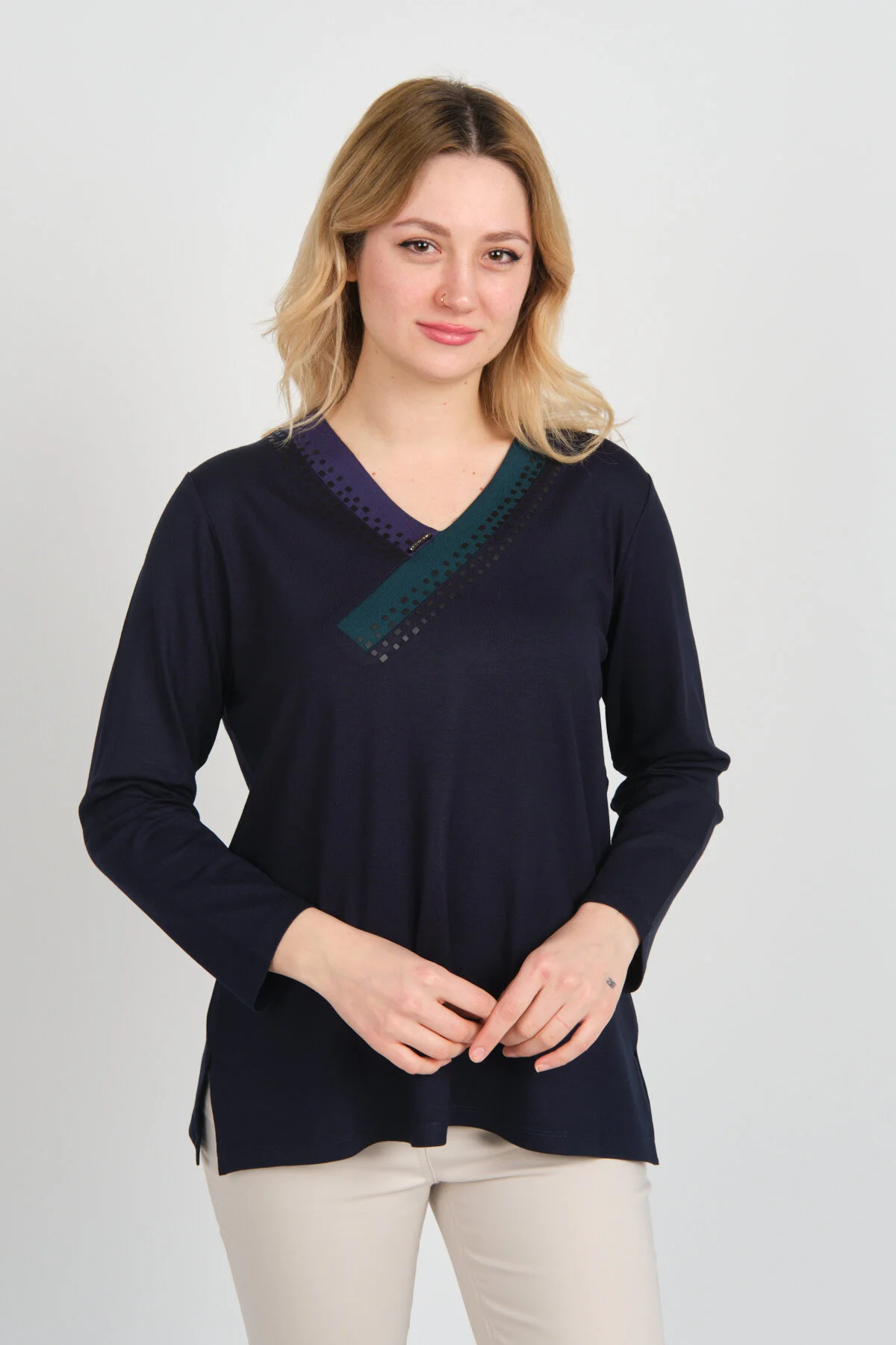 بلوز زنانه دتای تریکو با یقه و آستین بلند و شیارهای کناری مدل 5709 رنگ سرمه‌ای - تصویر 3
