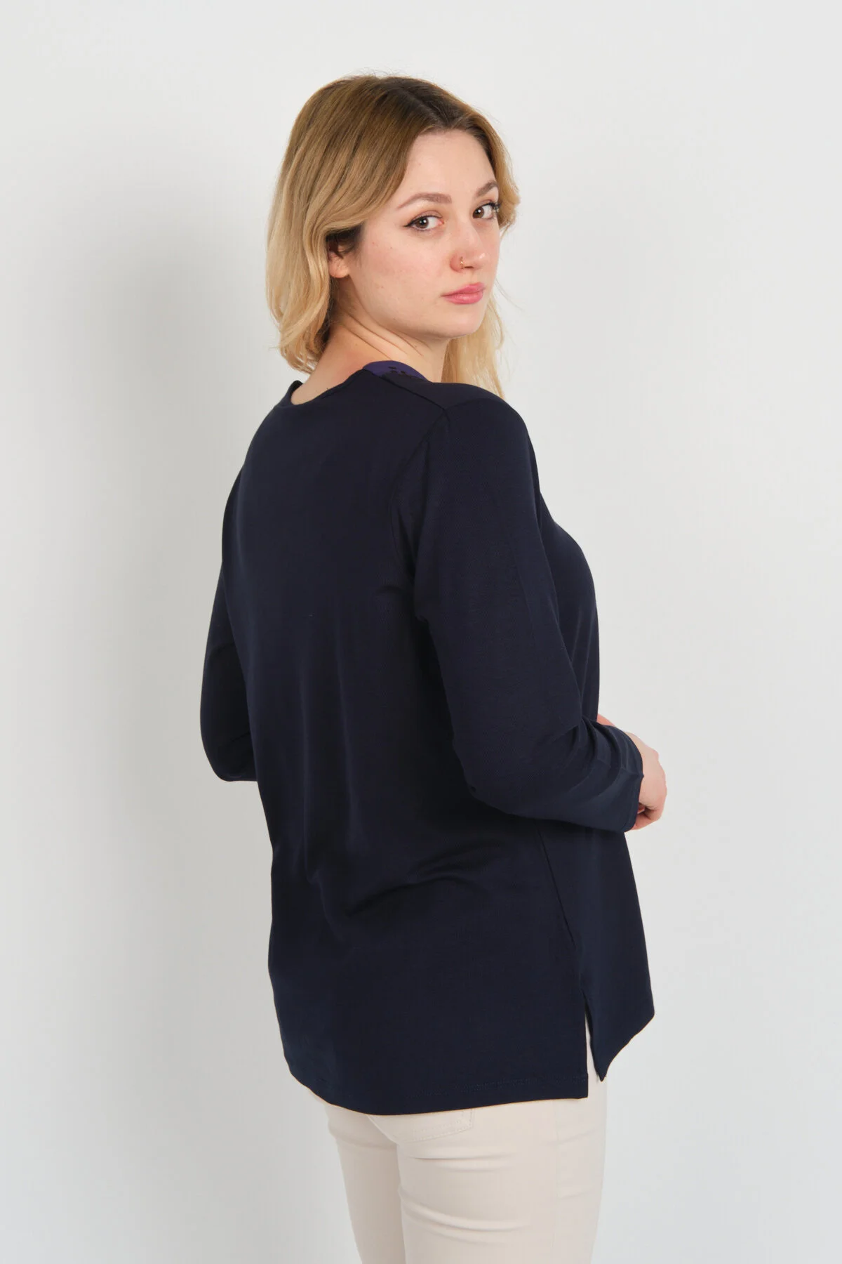 بلوز زنانه دتای تریکو با یقه و آستین بلند و شیارهای کناری مدل 5709 رنگ سرمه‌ای - تصویر 4