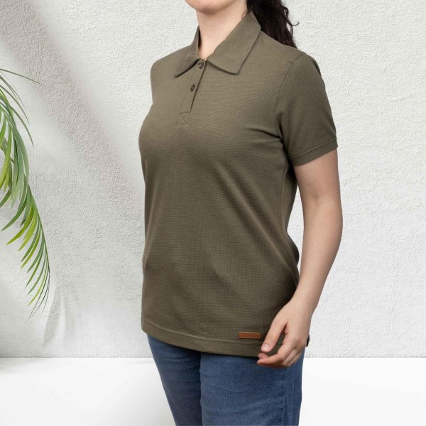 تیشرت زنانه HUGLU با یقه پولوشرت – رنگ قهوه‌ای، مناسب شکار و طبیعت‌گردی