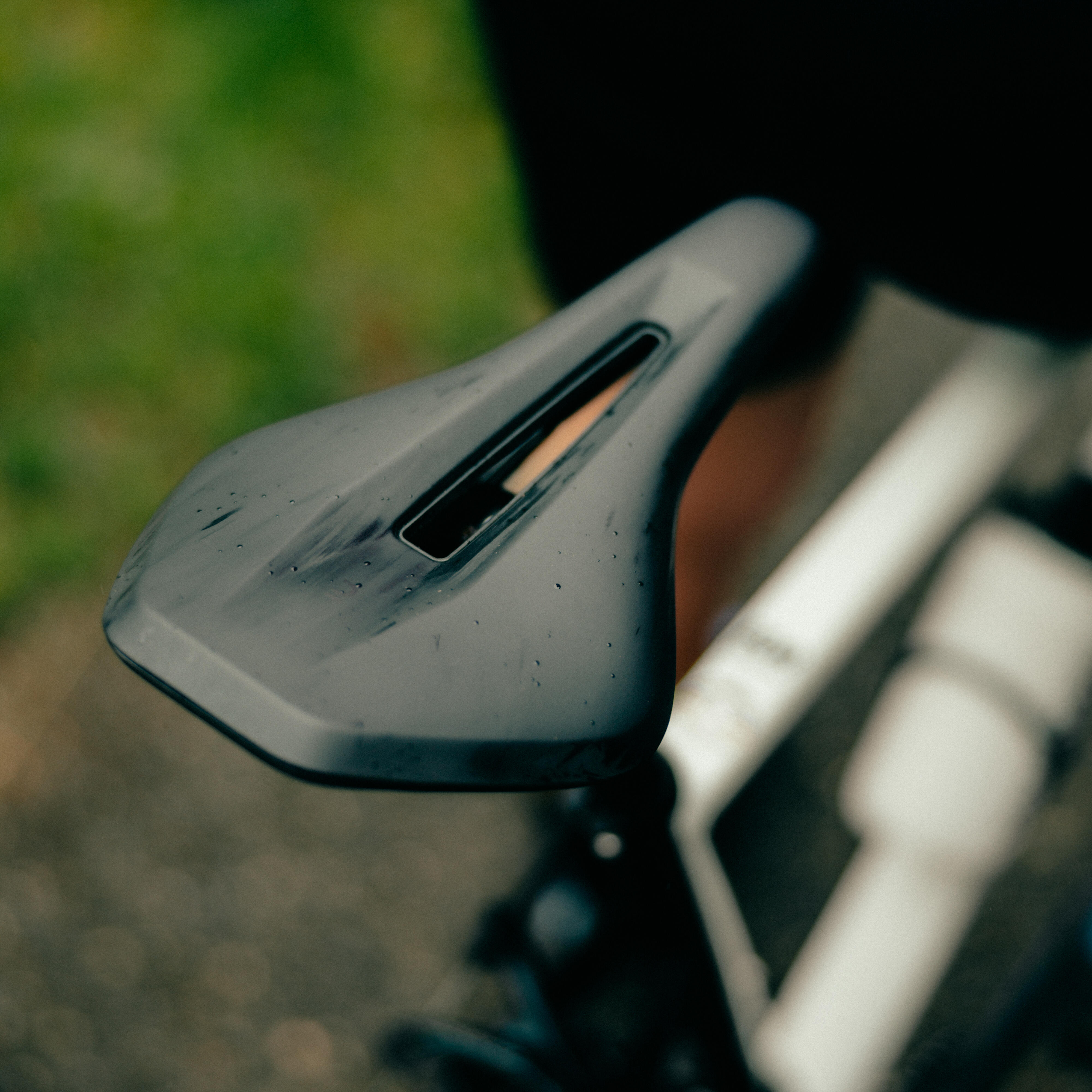 زین دوچرخه سبک – ۱۴۵ میلی‌متر – مناسب دوچرخه‌های جاده و کوهستان – برند DECATHLON